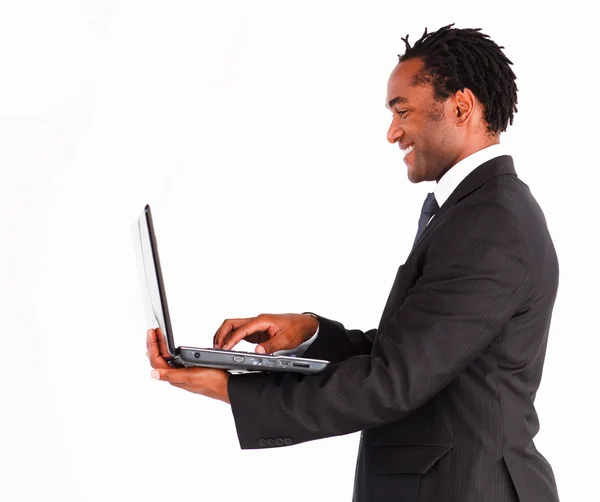 Afroamerikanischer Geschäftsmann arbeitet am Laptop — Stockfoto