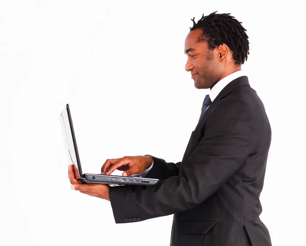 Przyjazny biznesmen działa na laptopie — Zdjęcie stockowe