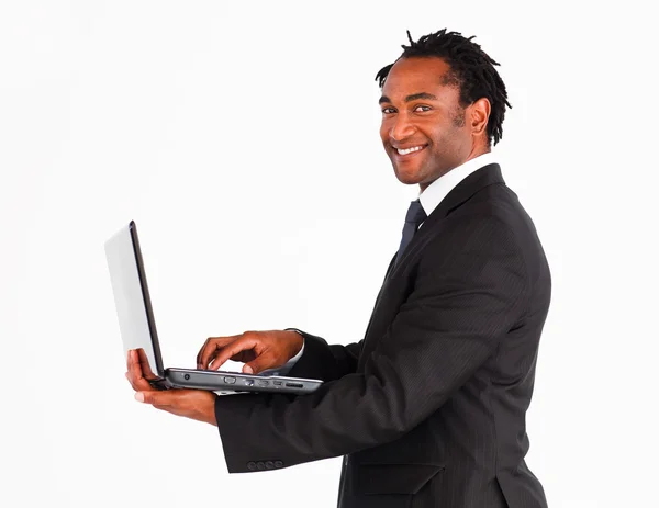 Close-up van zakenman die op laptop werkt — Stockfoto
