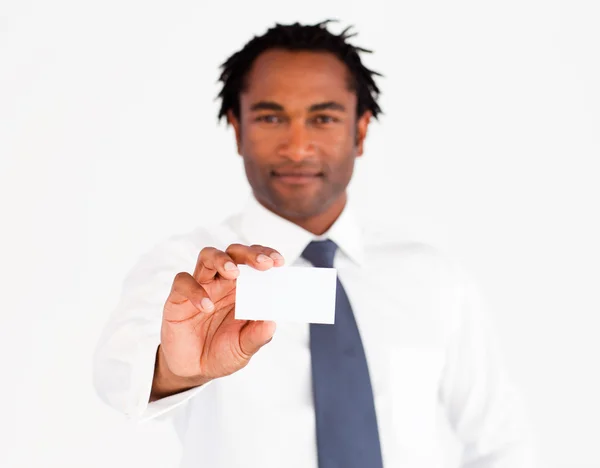 Młody afro-amerykański biznesmen pokazano jego karty — Zdjęcie stockowe