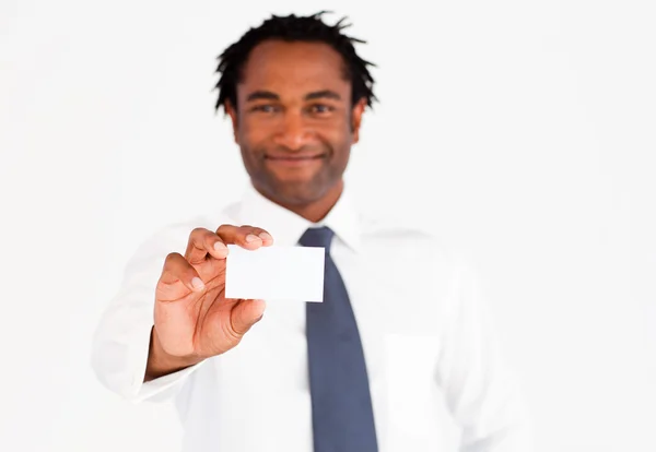 Empresário afro-americano amigável mostrando seu cartão — Fotografia de Stock