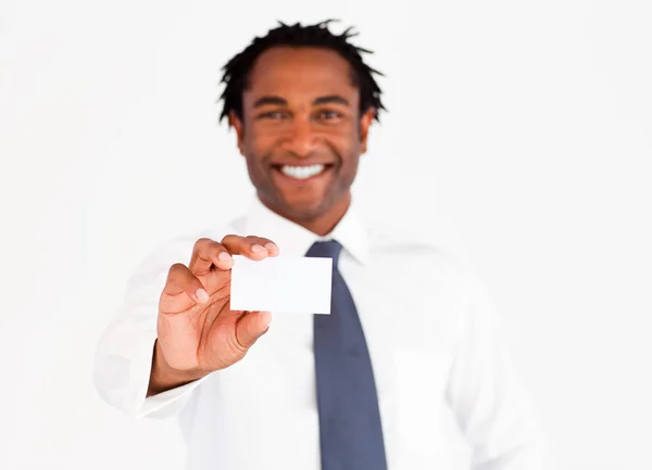 Empresário afro-americano mostrando seu cartão, foco em dedos e cartão — Fotografia de Stock