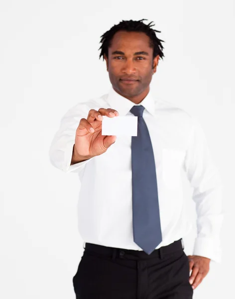 Молодий бізнесмен тримає білу картку — стокове фото