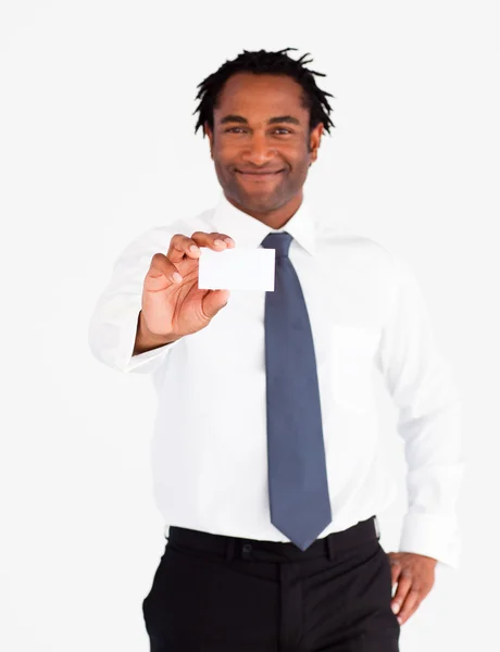 Empresário afro-americano atraente mostrando cartão branco — Fotografia de Stock