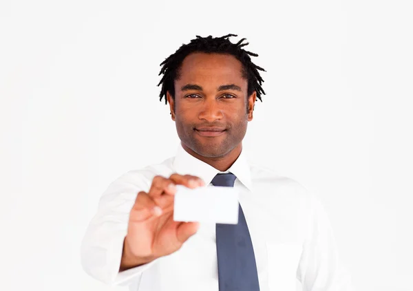 Homem de negócios sério mostrando seu cartão de visita — Fotografia de Stock