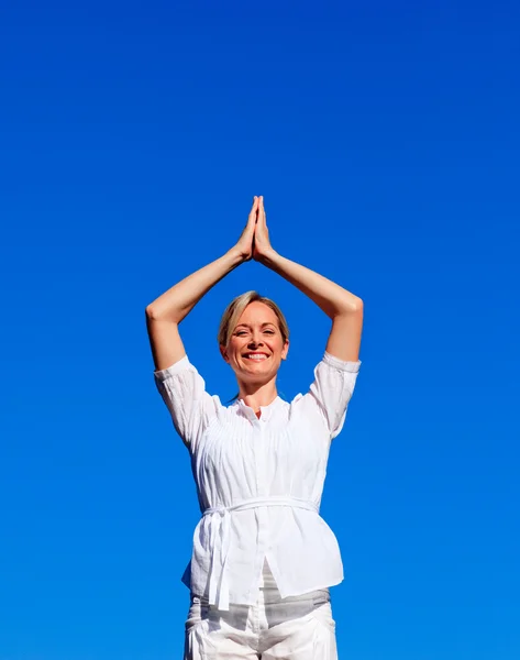 Mulher sorridente praticando ioga — Fotografia de Stock