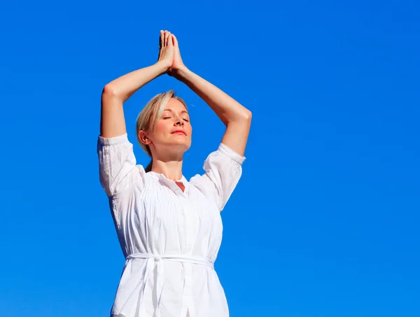 Mooie vrouw praktiserende yoga — Stockfoto