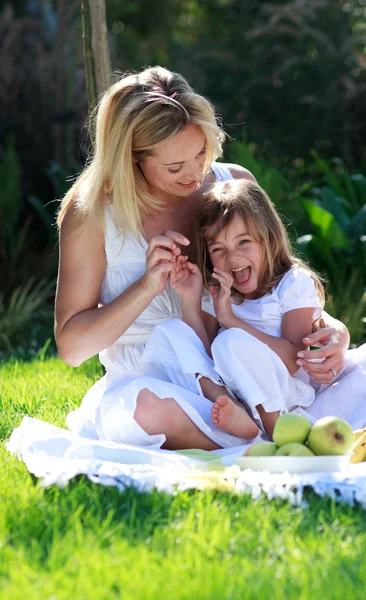 Madre e hija divirtiéndose en un picnic — Foto de Stock