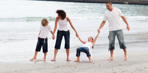 Familie wandelen op een strand — Stockfoto