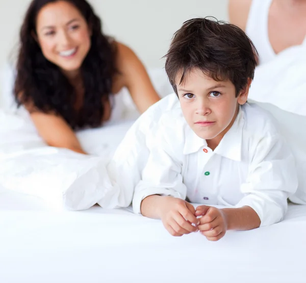 Familie spielt mit Sohn im Bett — Stockfoto