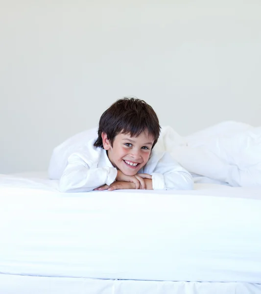 Kid glimlachend in een bed — Stockfoto