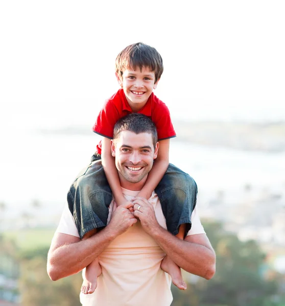 Otec dává synovi na záda — Stock fotografie