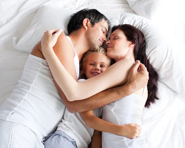 Γονείς και κόρη ξεκούραστη στο κρεβάτι — Φωτογραφία Αρχείου