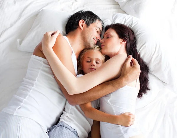Pequeña mugrienta durmiendo en la cama con sus padres —  Fotos de Stock