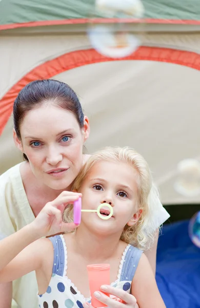 Anne ve kızı blowing bubbles — Stok fotoğraf