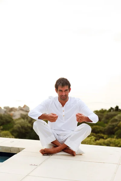 Hombre haciendo yoga en la piscina con espacio de copia — Foto de Stock