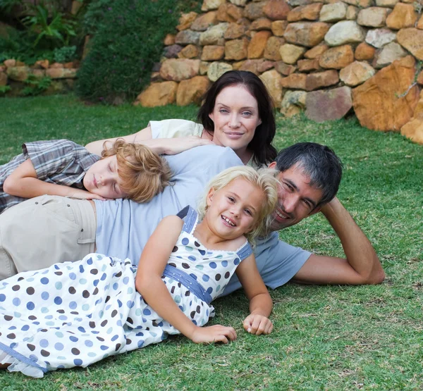 Linda familia divirtiéndose juntos en un parque —  Fotos de Stock