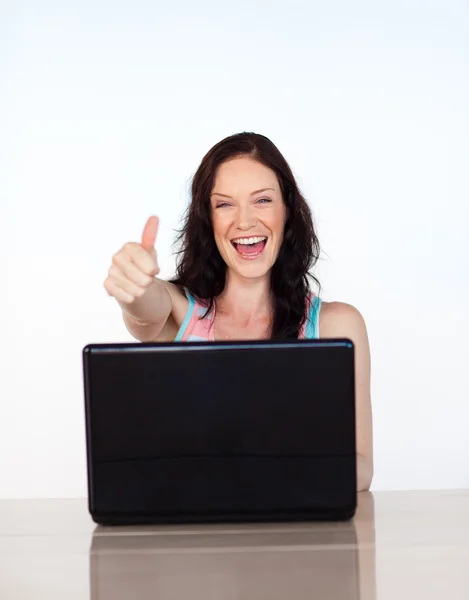 Mulher feliz com polegares para cima usando seu laptop — Fotografia de Stock