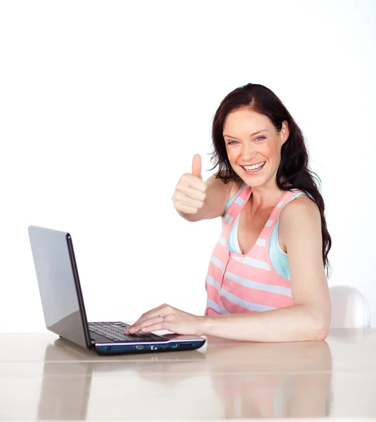 Mujer feliz divirtiéndose con el ordenador portátil y pulgar hacia arriba —  Fotos de Stock
