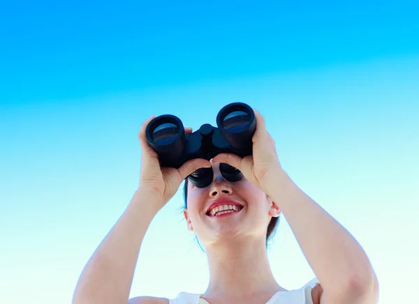 Mujer de negocios sonriente mirando a través de prismáticos —  Fotos de Stock