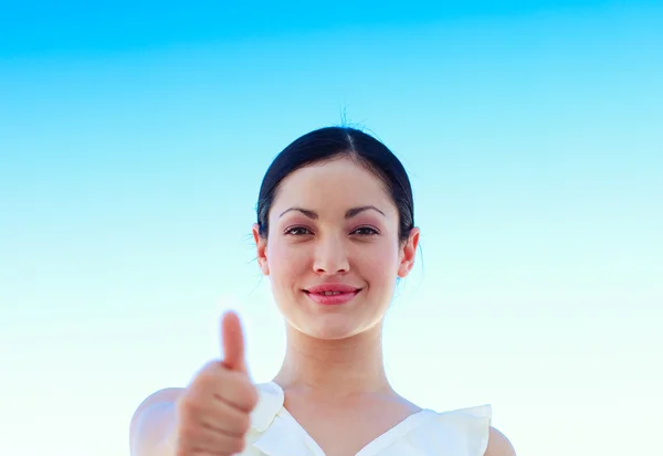 Retrato de uma mulher de negócios ao ar livre com polegares para cima — Fotografia de Stock