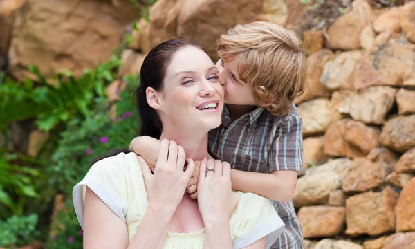 Portrét syna políbil matku v parku — Stock fotografie