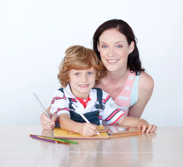 Son and mother drawing looking at the camera — Stock Photo, Image