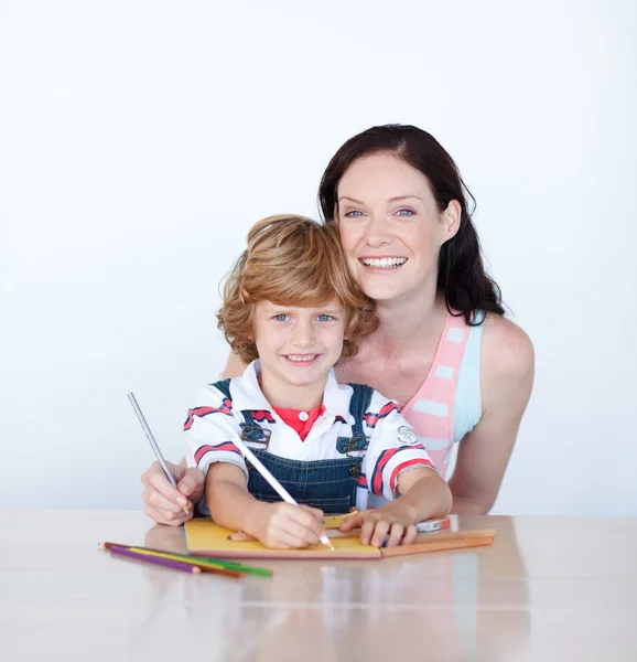 Mother helping her son to draw — Stock Photo, Image
