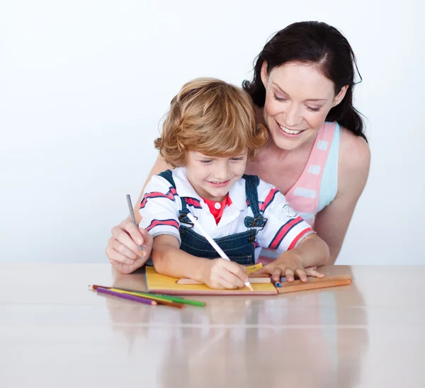 Moeder en zoon samen huiswerk maken — Stockfoto