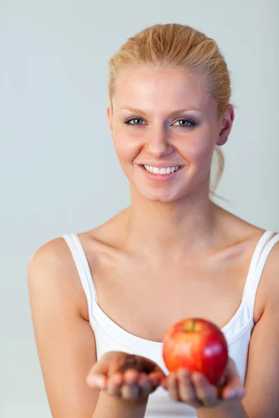 Schöne Frau mit Schokolade und Apfel — Stockfoto