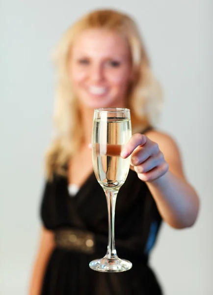 Piękna kobieta trzyma kieliszek z szampanem skupić się na szampana — Zdjęcie stockowe