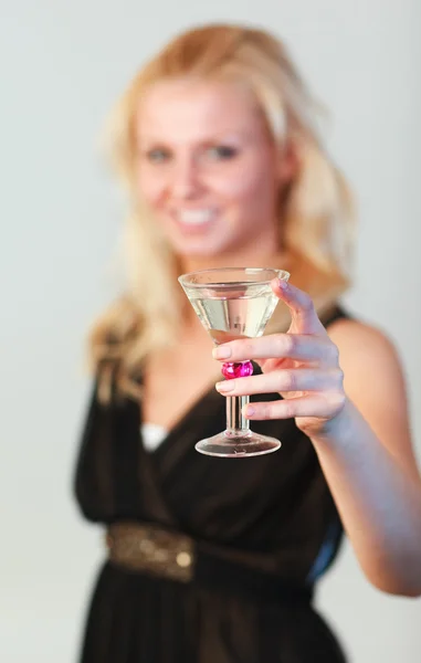 Glamouröse Frau mit Cocktail-Fokus auf Cocktail — Stockfoto