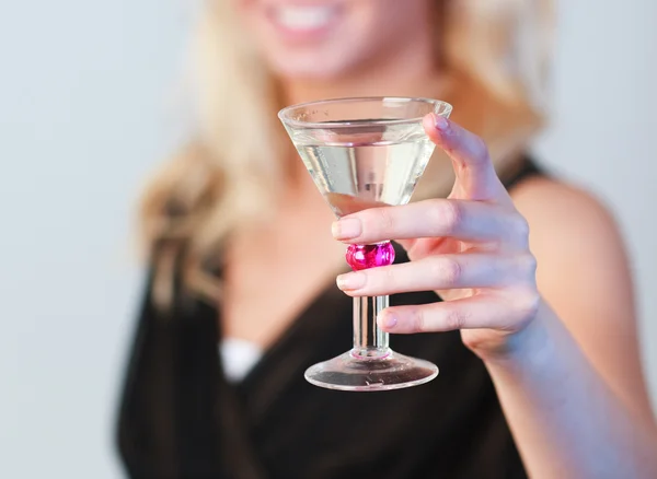 Nahaufnahme einer glamourösen Frau mit einem Cocktail-Fokus auf Cocktail — Stockfoto