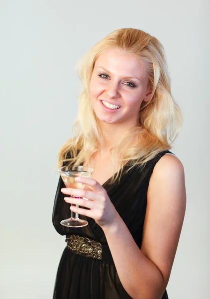 Donna ben vestita con un cocktail incentrato sulla donna — Foto Stock