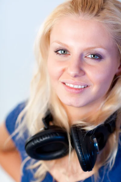 Piękna kobieta z słuchawkami na uszach — Zdjęcie stockowe