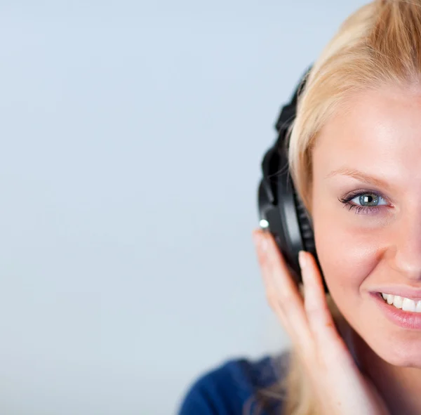 Attraktive Frau, die Musik mit Kopfhörern hört — Stockfoto