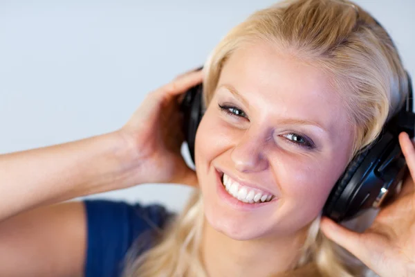 Kobieta szczęśliwy słuchania muzyki w słuchawkach — Zdjęcie stockowe
