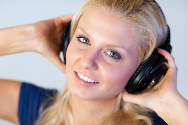Blonde vrouw luisteren muziek met koptelefoon — Stockfoto
