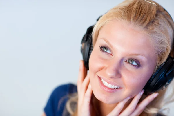 Nahaufnahme einer attraktiven Frau mit Kopfhörern — Stockfoto