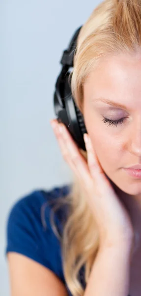 Портрет молодої жінки, що слухає музику з навушниками і закритими очима — стокове фото