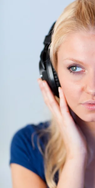 Mujer amigable escuchando música con auriculares —  Fotos de Stock