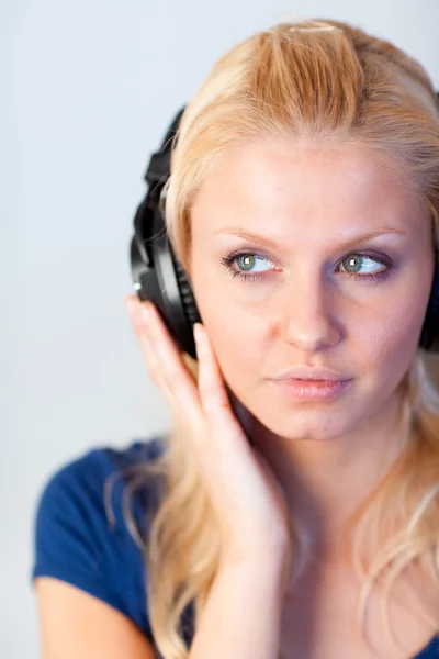 Portrait d'une femme écoutant de la musique avec des écouteurs — Photo