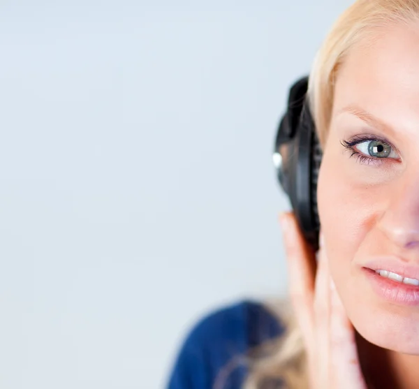 Attraktiv kvinna lyssnar musik med hörlurar — Stockfoto