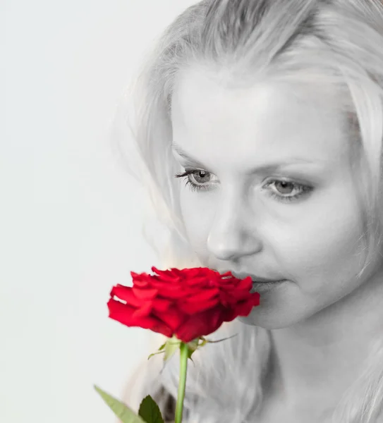 Krásná žena v černé a bílé vonící rudá růže — Stock fotografie