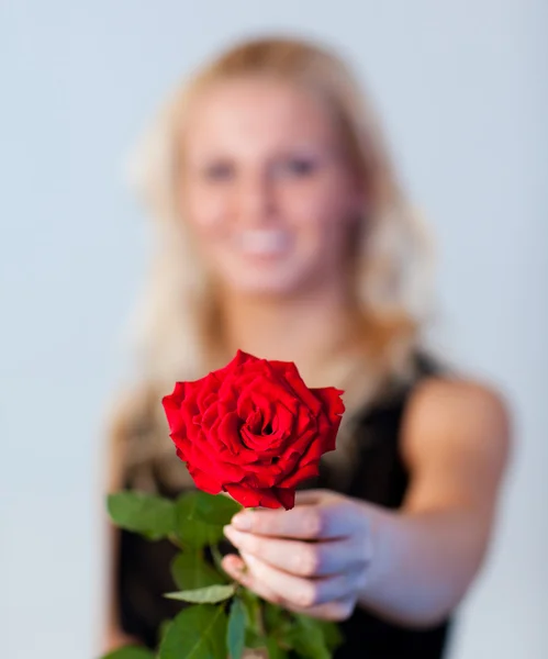 Giovane donna che tiene una rosa con particolare attenzione alla rosa — Foto Stock