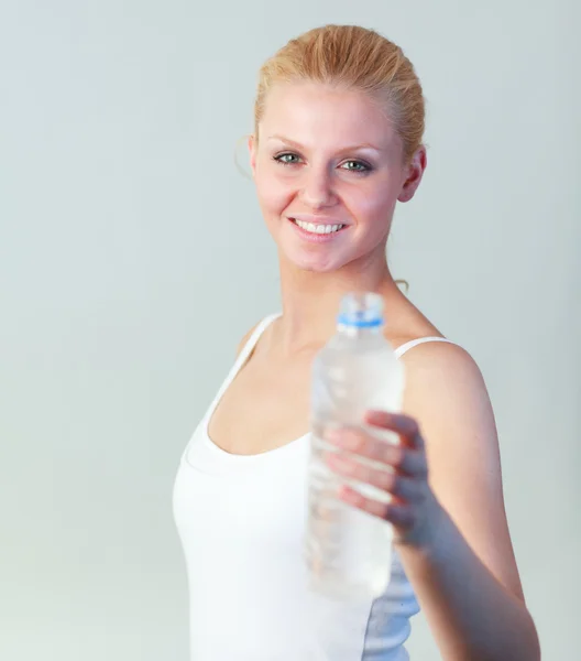 Προσωπογραφία γυναίκας κρατώντας ένα μπουκάλι νερό εστίαση σε γυναίκα — Φωτογραφία Αρχείου