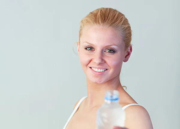 Close-up de uma mulher bonita segurando uma garrafa de foco de água na mulher — Fotografia de Stock