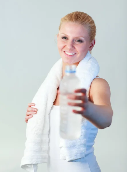 Retrato de uma mulher atraente segurando uma garrafa de água e um foco de toalha na mulher — Fotografia de Stock