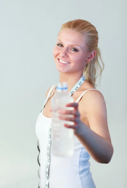 Retrato de uma mulher feliz segurando uma garrafa de água foco na mulher — Fotografia de Stock