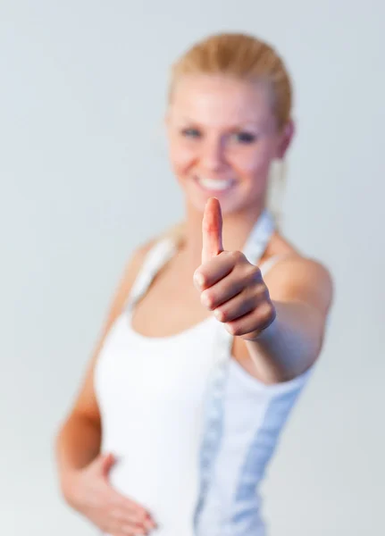 Krásná blonďatá žena s palcem nahoru po váhu ztráta zaměření na palec — Stock fotografie